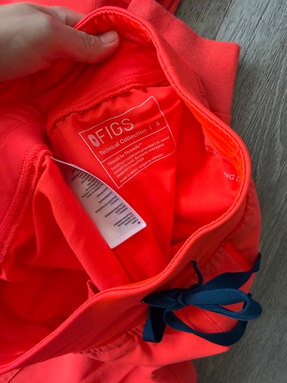 Figs 1 pocket Scrub Top and joggers in firey coral - Picture 3 of 6